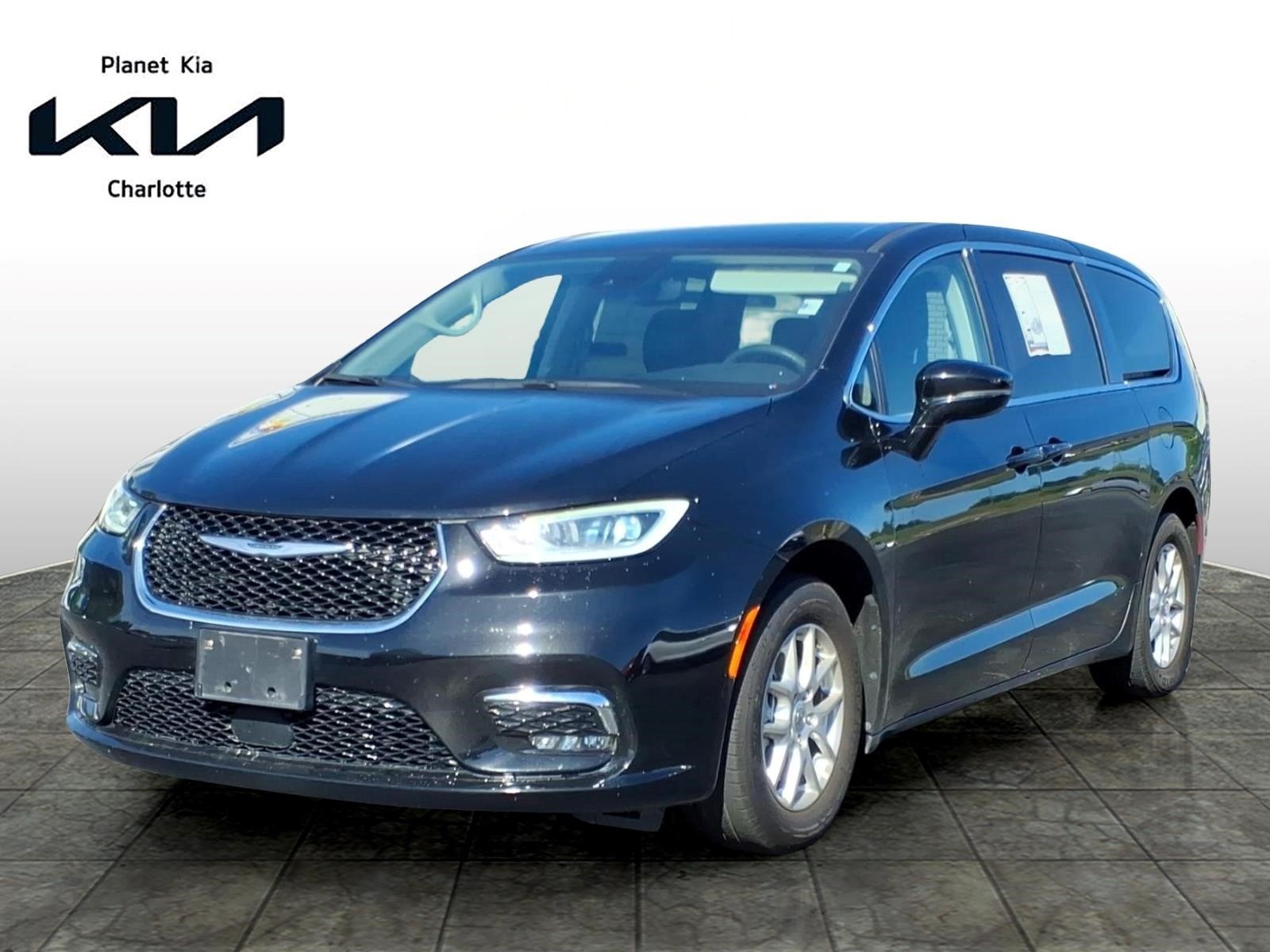 2024 Chrysler Pacifica Touring L's photo